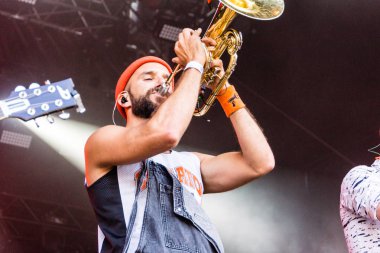 Kiel, Almanya - 26 Haziran 2019: Köln 'den Brasspop-Band Querbeat 125. Kiel haftası boyunca Rathaus Stage' de sahne alacak