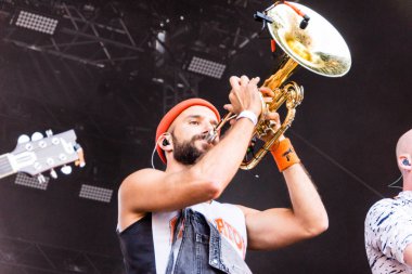 Kiel, Almanya - 26 Haziran 2019: Köln 'den Brasspop-Band Querbeat 125. Kiel haftası boyunca Rathaus Stage' de sahne alacak