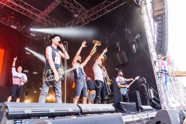 Kiel, Almanya - 26 Haziran 2019: Köln 'den Brasspop-Band Querbeat 125. Kiel haftası boyunca Rathaus Stage' de sahne alacak