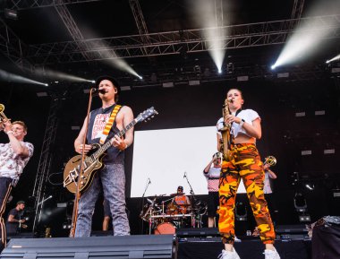 Kiel, Almanya - 26 Haziran 2019: Köln 'den Brasspop-Band Querbeat 125. Kiel haftası boyunca Rathaus Stage' de sahne alacak