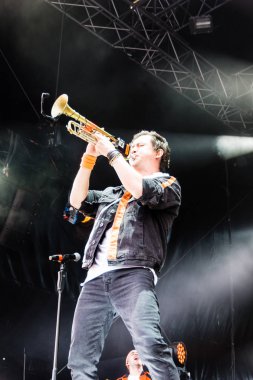 Kiel, Almanya - 26 Haziran 2019: Köln 'den Brasspop-Band Querbeat 125. Kiel haftası boyunca Rathaus Stage' de sahne alacak