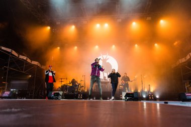 Kiel, Almanya - 26 Haziran 2019: Hip-hop-Band Antilopen Çetesi 125. Kiel haftası boyunca Rathaus Sahnesi 'nde sahne alacak