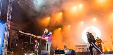 Kiel, Almanya - 26 Haziran 2019: Hip-hop-Band Antilopen Çetesi 125. Kiel haftası boyunca Rathaus Sahnesi 'nde sahne alacak