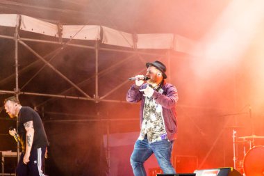 Kiel, Almanya - 26 Haziran 2019: The Hip-hop-Band Antilopen Gang Fatoni ile birlikte 125. Kiel haftasında Rathaus Stage 'de sahne alacaklar
