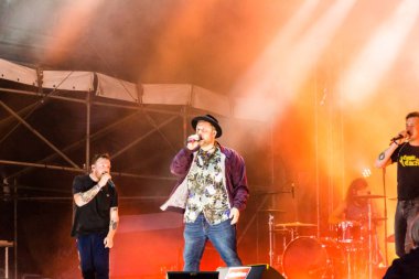 Kiel, Almanya - 26 Haziran 2019: The Hip-hop-Band Antilopen Gang Fatoni ile birlikte 125. Kiel haftasında Rathaus Stage 'de sahne alacaklar
