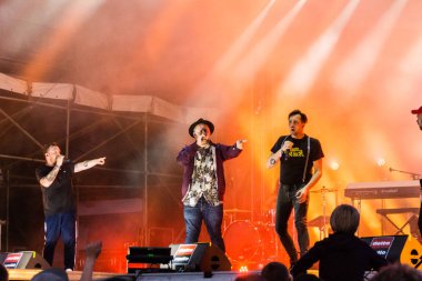 Kiel, Almanya - 26 Haziran 2019: The Hip-hop-Band Antilopen Gang Fatoni ile birlikte 125. Kiel haftasında Rathaus Stage 'de sahne alacaklar