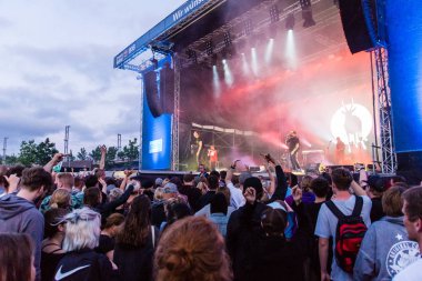 Kiel, Almanya - 26 Haziran 2019: The Hip-hop-Band Antilopen Gang Fatoni ile birlikte 125. Kiel haftasında Rathaus Stage 'de sahne alacaklar