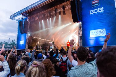 Kiel, Almanya - 26 Haziran 2019: The Hip-hop-Band Antilopen Gang Fatoni ile birlikte 125. Kiel haftasında Rathaus Stage 'de sahne alacaklar