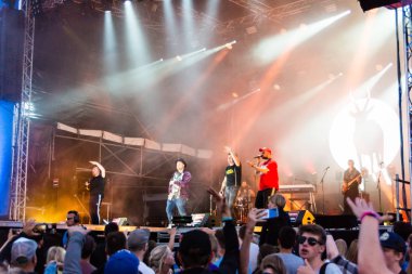 Kiel, Almanya - 26 Haziran 2019: The Hip-hop-Band Antilopen Gang Fatoni ile birlikte 125. Kiel haftasında Rathaus Stage 'de sahne alacaklar