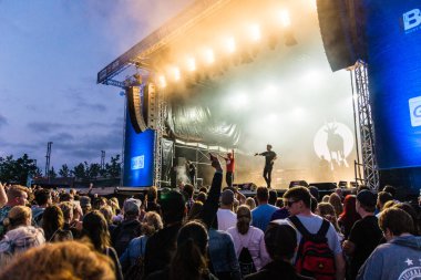 Kiel, Almanya - 26 Haziran 2019: Hip-hop-Band Antilopen Çetesi 125. Kiel haftası boyunca Rathaus Sahnesi 'nde sahne alacak