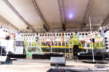 Kiel, Almanya - 25 Haziran 2019: The Pole-dance Kiel Academy şarkıcısı 125. Kiel haftası boyunca Kingsman 'dan müzik eşliğinde dans etti 
