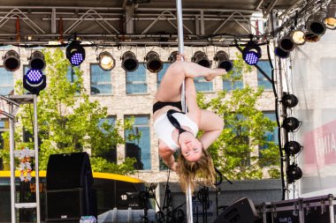 Kiel, Almanya - 25 Haziran 2019: The Pole-dance Kiel Academy şarkıcısı 125. Kiel haftası boyunca Kingsman 'dan müzik eşliğinde dans etti 