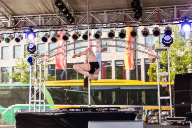Kiel, Almanya - 25 Haziran 2019: The Pole-dance Kiel Academy şarkıcısı 125. Kiel haftası boyunca Kingsman 'dan müzik eşliğinde dans etti 