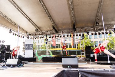 Kiel, Almanya - 25 Haziran 2019: The Pole-dance Kiel Academy şarkıcısı 125. Kiel haftası boyunca Ironman 'dan müzik eşliğinde dans etti. 