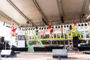 Kiel, Almanya - 25 Haziran 2019: The Pole-dance Kiel Academy şarkıcısı 125. Kiel haftası boyunca Ironman 'dan müzik eşliğinde dans etti. 