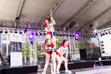 Kiel, Almanya - 25 Haziran 2019: The Pole-dance Kiel Academy şarkıcısı 125. Kiel haftası boyunca Suicide Squad 'dan müzik eşliğinde dans etti 