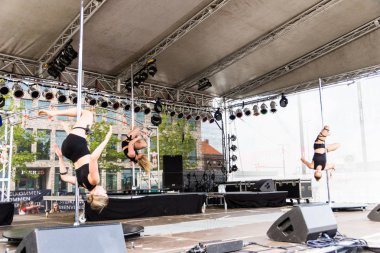 Kiel, Almanya - 25 Haziran 2019: The Pole-dance Kiel Academy şarkıcısı James Bond - Goldeneye 125. 