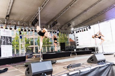 Kiel, Almanya - 25 Haziran 2019: The Pole-dance Kiel Academy şarkıcısı James Bond - Goldeneye 125. 