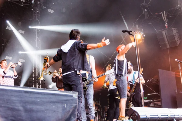 Kiel, Almanya - 26 Haziran 2019: Köln 'den Brasspop-Band Querbeat 125. Kiel haftası boyunca Rathaus Stage' de sahne alacak