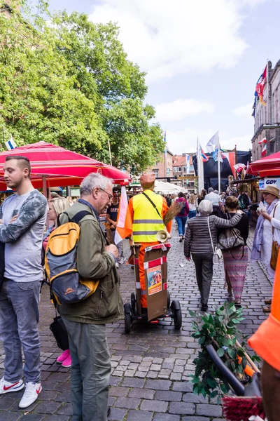 Kiel Tyskland Juni 2019 Gatukonstnären Pico Bello Håller Kieler Woche — Stockfoto