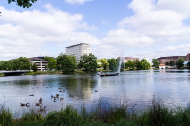 Kiel, Almanya - 27 Haziran 2019: 125. Kiel haftası boyunca Kleiner Kiel Gölü 'nde Venedik Gondolu