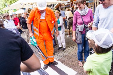 Kiel, Almanya - 27 Haziran 2019: Sokak sanatçısı 