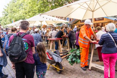 Kiel, Almanya - 27 Haziran 2019: Sokak sanatçısı 