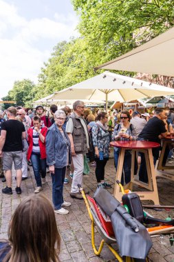 Kiel, Almanya - 27 Haziran 2019: Sokak sanatçısı 