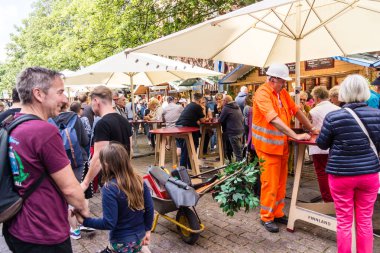 Kiel, Almanya - 27 Haziran 2019: Sokak sanatçısı 