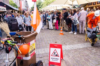 Kiel, Almanya - 27 Haziran 2019: Sokak sanatçısı 