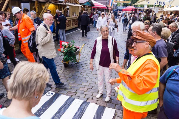 Kiel Tyskland Juni 2019 Gatukonstnären Pico Bello Håller Kieler Woche — Stockfoto