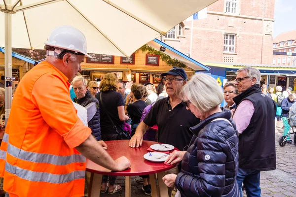 Kiel Tyskland Juni 2019 Gatukonstnären Pico Bello Håller Kieler Woche — Stockfoto