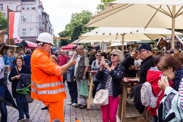 Kiel Tyskland Juni 2019 Gatukonstnären Pico Bello Håller Kieler Woche — Stockfoto