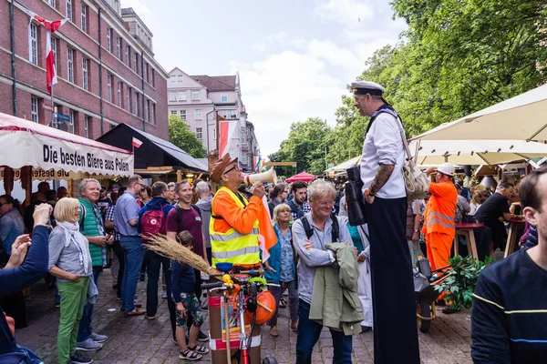 Kiel Tyskland Juni 2019 Gatukonstnären Pico Bello Håller Kieler Woche — Stockfoto