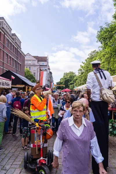 Kiel Tyskland Juni 2019 Gatukonstnären Pico Bello Håller Kieler Woche — Stockfoto