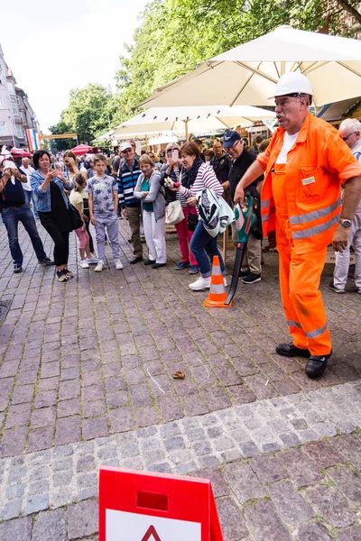 Kiel Tyskland Juni 2019 Gatukonstnären Pico Bello Håller Kieler Woche — Stockfoto