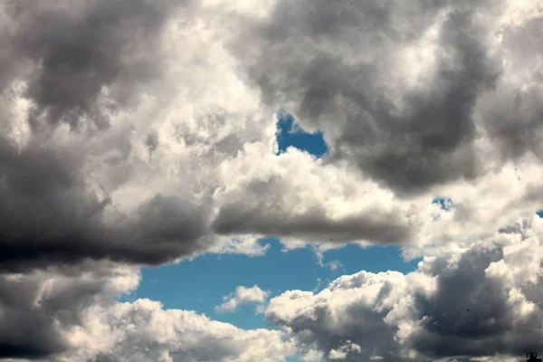 Hvide Skyer Baggrund Mørkeblå Himmel - Stock-foto