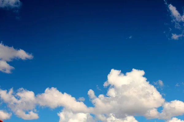 Nuages Blancs Sur Fond Ciel Bleu Foncé — Photo