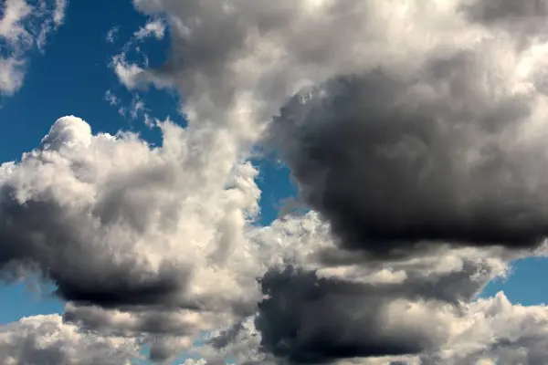 Nuages Blancs Sur Fond Ciel Bleu Foncé — Photo