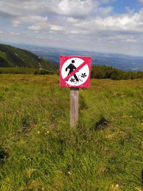 Dağları imzala, çiçekleri çiğneme.