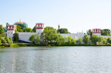 Novodevichy Manastırı, gölet, Moskova, Rusya tarafından trafik kavaşağında da Bogoroditse-Smolensky Manastırı.