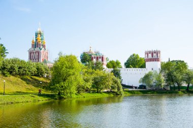 Novodevichy Manastırı, de Bogoroditse-Smolensky Manastırı Moskova Moskova Nehri kıyısında güneybatı kesiminde gölet, Moskova, Rusya tarafından trafik kavaşağında erken yaz aylarında yer.