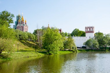 Novodevichy Manastırı, de Bogoroditse-Smolensky Manastırı Moskova Moskova Nehri kıyısında güneybatı kesiminde yerel gölet, Moskova, Rusya dan görüldüğü gibi yer.