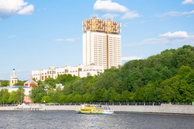 Moskova Luzhnetskaya dolgu ve Moskova Nehri boyunca ünlü park, Rusya Bilimler Akademisi Moskova, Rusya uzaktan görünür.