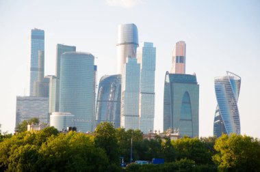 Modern Luzhnetskaya dolgu sırasında öğlen, Rusya Moskova Uluslararası iş merkezinden.