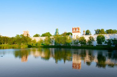 Novodevichy Manastırı, de Bogoroditse-Smolensky Manastırı yaz aylarında Rusya'nın Moskova yerel gölet bilinen Panoraması.