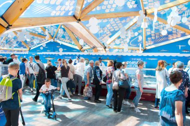 Moskova, Rusya-Mayıs 27,2018: Balık Festivali Moskova şehir merkezinde, insan kalabalığı alışverişe yerel tezgahları, Rusya Federasyonu.