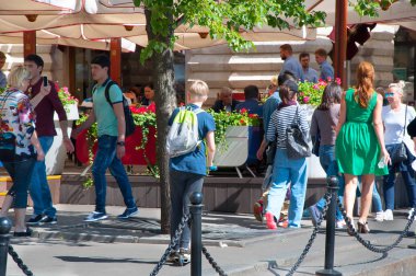 Moskova, Rusya-Mayıs 27,2018: İnsan kalabalığı alışverişe ünlü Manezhnaya Meydanı Moskova, Rusya.