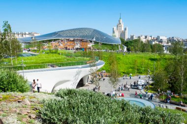 Moskova, Rusya Mayıs-27, 2018: Panorama Zaryadye Park detay Kotelnicheskaya setin Bina içinde belgili tanımlık geçmiş güneşli gün boyunca, insanlar gezi gidin.