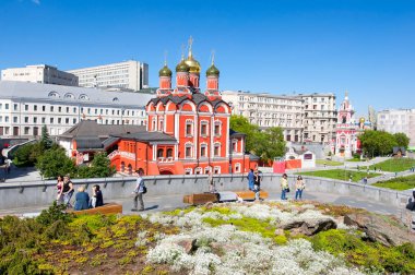 Moskova, Rusya Mayıs-27, 2018: Gidin Znamensky Katedrali (eski Znamensky Manastırı) Zaryadye Park alanı yerliler ve konuklar sermaye gezi.